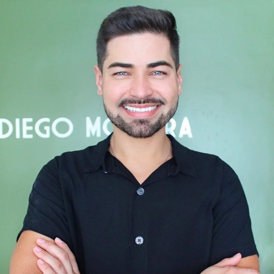 Retrato de Diego Moreira, corte, colorimetria, escova, maquiagem, sobrancelha e unhas