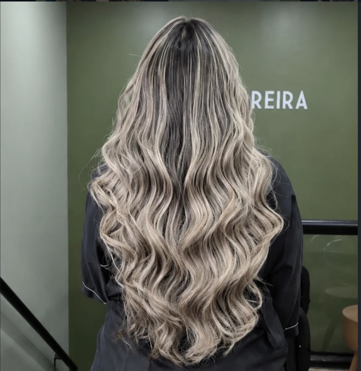 Cabelo loiro acinzentado ondulado, resultado de coloração, vista de costas
