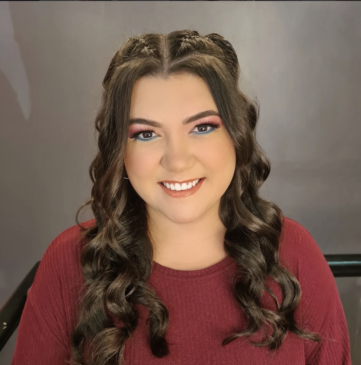 Maquiagem para evento com sombra rosa e azul, penteado semipreso com tranças