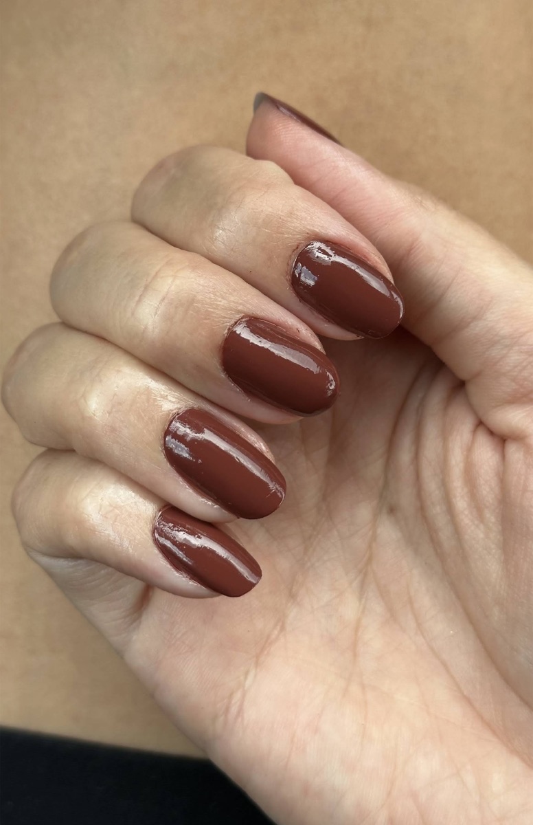Manicure com esmaltação terracota, acabamento fosco e cutícula limpa